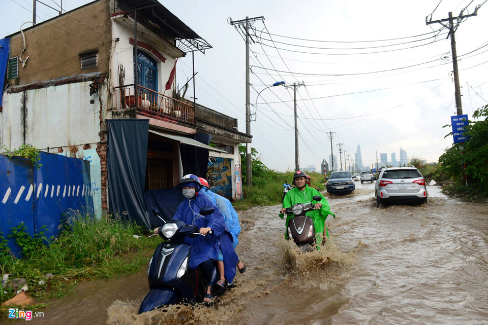 Nhiều tuyến đường Sài Gòn ngập nặng, xe chết máy hàng loạt